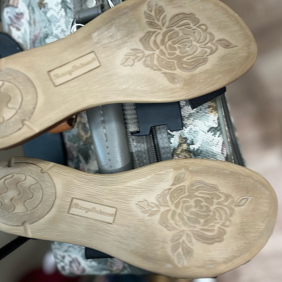 Tommy Bahama Sandals - Picture 5 of 5